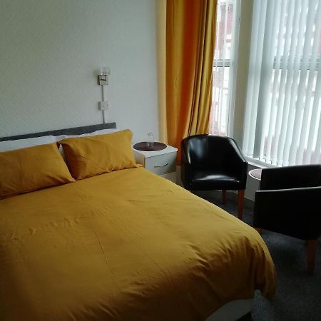 The Shining Diamond Bed and Breakfast Blackpool Esterno foto